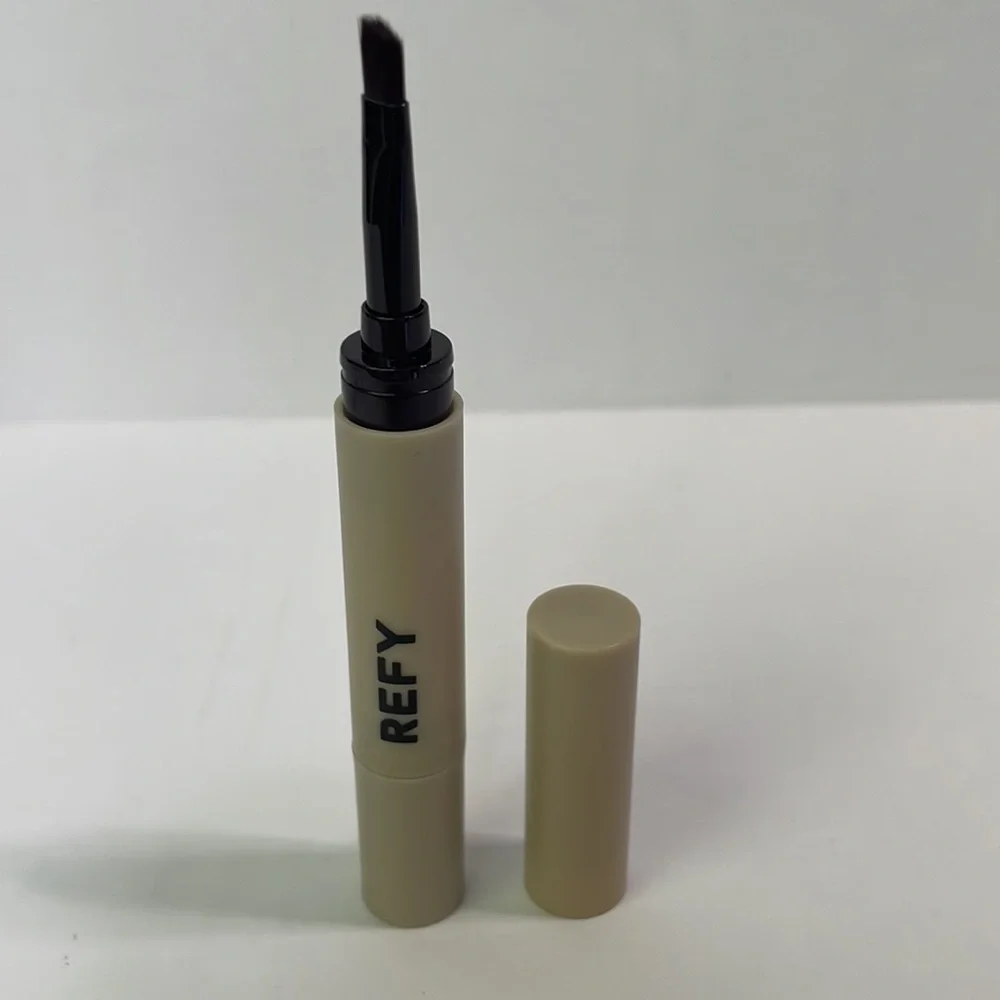 Refy BROW POMADE
Dual-ended eyebrow pomade and application brush - Picture 2 of 6
